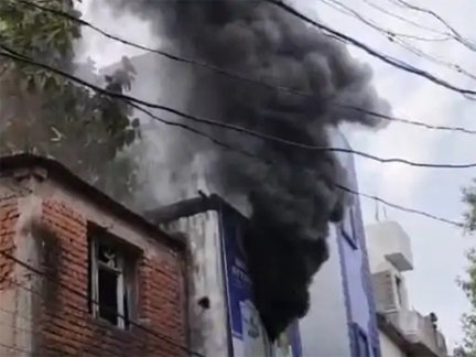 रायपुर में बड़ा अग्निकांड: दुकान में लगी आग से आसपास के कारोबारियों में दहशत