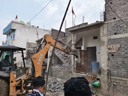 भाठागांव में बिना अनुमति प्लाटिंग पर निगम का एक्शन, निर्माण कार्य रोका गया