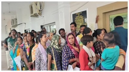 अंगूठे की लकीर मिटी, राशन पर संकट; तीन बच्चों के लिए कलेक्टर दरबार पहुंची दादी