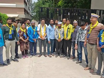 नकटी को लेकर विधायक अनुज के बंगले के बाहर AAP का विरोध प्रदर्शन