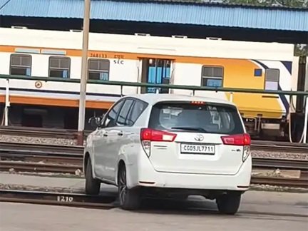 रेलवे स्टेशन पर लापरवाही, प्लेटफॉर्म तक पहुंची कार