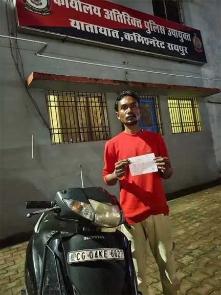 बाइक पर स्टंट दिखाना पड़ा महंगा, चार सवारों का बिगड़ा संतुलन!