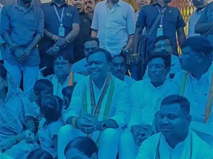 जन्मदिन पर नकटी दौरा, दीपक बैज ने प्रभावितों से किया संवाद