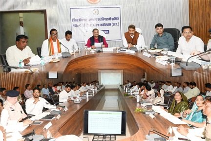 शासन की योजनाओं का हो प्रभावी क्रियान्वयन, अंतिम व्यक्ति तक पहुंचे लाभ-सांसद संतोष पाण्डेय