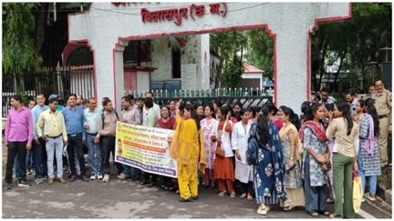 ठेका प्रथा के विरोध में कलेक्ट्रेट का घेराव