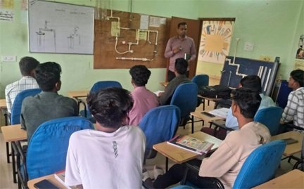 बस्तर में ग्रामीण पेयजल व्यवस्था की मजबूत कड़ी बने ‘नल जल मित्र’