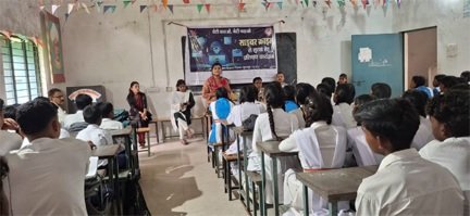 बेटी बचाओ-बेटी पढ़ाओ अभियान : गिरवरगंज में छात्राओं को आत्मरक्षा, साइबर सुरक्षा और महिला अधिकारों का मिला प्रशिक्षण