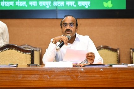 मानसून के दौरान उद्योगों द्वारा किए जा रहे वृक्षारोपण कार्यों की हुई समीक्षा