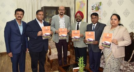 प्रमुख लोकायुक्त ने राज्यपाल डेका को सौंपा आयोग का वार्षिक प्रतिवेदन
