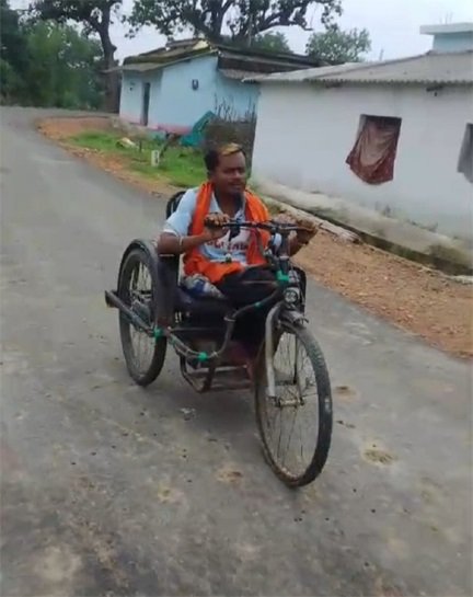 सीएम हेल्पलाइन बनी दिव्यांग प्रफुल्ल बेक के लिए उम्मीद की नई राह