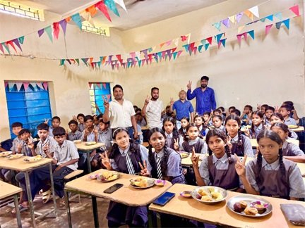 500 विद्यालयों में पोषण, पर्यावरण और सहभागिता का संगम, बैगलेस डे पर सूरजपुर की अनूठी पहल