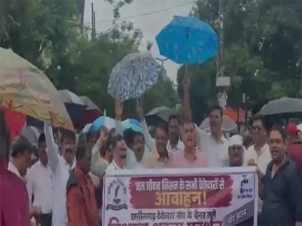 बारिश बनी गवाह, PHE ठेकेदारों का प्रदर्शन