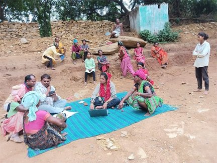 बस्तर में बैंक सखियां बन रहीं ग्रामीणों की आर्थिक संबल