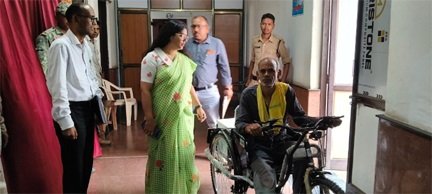 जनदर्शन बना दिव्यांगजनों के लिए उम्मीद का मंच, परशुराम तिवारी को मिली निःशुल्क मोटराइज्ड ट्राई साइकल