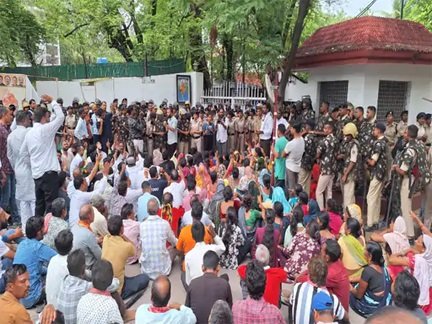 PM आवास तोड़ने पर बवाल, FIR को लेकर कांग्रेस का घेराव