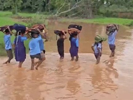 गरियाबंद में भारी बारिश से बदहाल रास्ते, बच्चों की बढ़ी परेशानी
