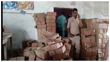 डकैतों ने गार्ड को चाकू मारा, दुकान में लूट