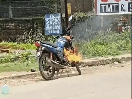 रायपुर: सड़क पर आग का गोला बनी बाइक