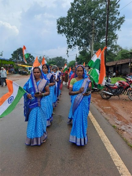 हर घर तिरंगा अभियान की धूम, बिहान समूह की महिलाओं ने फहराया तिरंगा