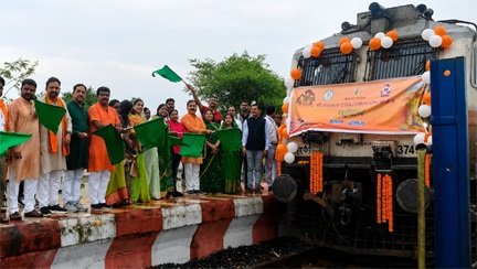 पर्यटन एवं संस्कृति मंत्री राजेश अग्रवाल की पहल से सरगुजा संभाग के 850 श्रद्धालु भारत गौरव ट्रेन से रामलला एवं बाबा विश्वनाथ के दर्शन के लिए रवाना