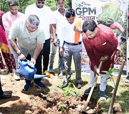 प्रभारी मंत्री राजेश अग्रवाल ने किया पौधरोपण, हरेली पर हरित जीपीएम का संकल्प