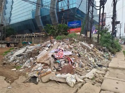सड़क पर मलबा डालना पड़ा महंगा, निगम ने काटा 25 हजार का चालान
