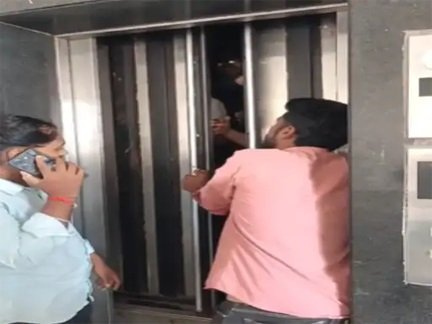 इंद्रावती भवन की लिफ्ट में फंसे 8 अधिकारी