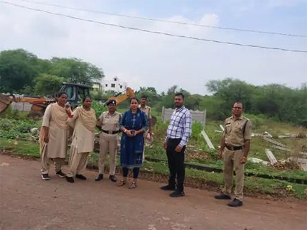 फुंडहर में अवैध कब्जे पर प्रशासन का एक्शन