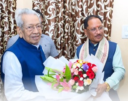 मुख्यमंत्री विष्णु देव साय ने छत्तीसगढ़ के पूर्व राज्यपाल विश्वभूषण हरिचंदन से की सौजन्य भेंट