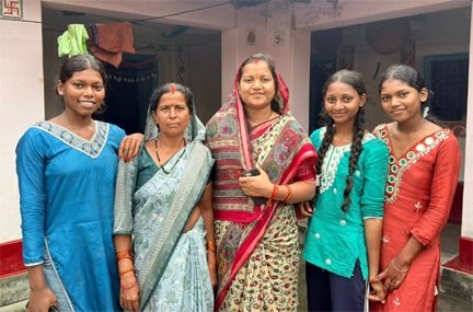 मंत्री लक्ष्मी राजवाड़े पहुंचीं ग्राम कुंजनगर, महिलाओं से किया आत्मीय संवाद