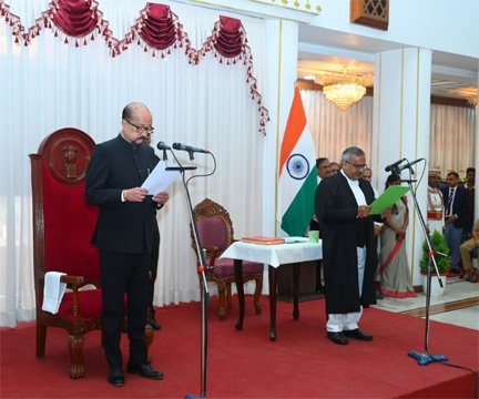राज्यपाल डेका ने न्यायाधिपति कृष्न राम महापात्र को छत्तीसगढ़ उच्च न्यायालय के मुख्य न्यायाधीश पद की दिलाई शपथ