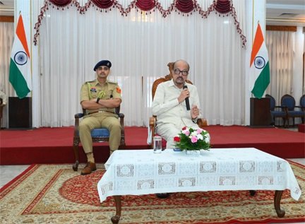 राज्यपाल डेका ने विद्यार्थियों से किया संवाद, दिए सफलता के मंत्र