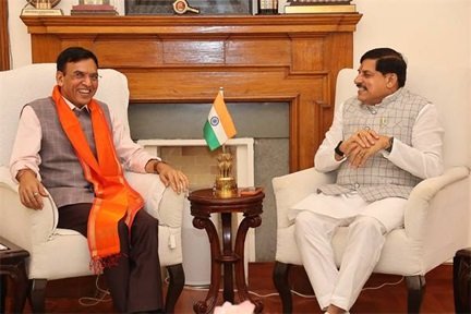 मुख्यमंत्री डॉ. यादव ने केंद्रीय श्रम एवं रोज़गार तथा युवा कार्य खेल मंत्री मांडविया से की सौजन्य भेंट