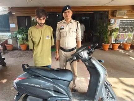 पत्नी के साथ घूम रहे युवक से मोबाइल लूट
