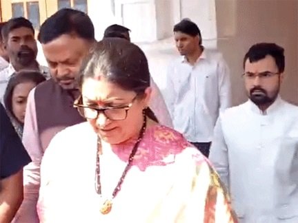 स्मृति के स्वागत में दिखी सादगी, नहीं हुआ तामझाम