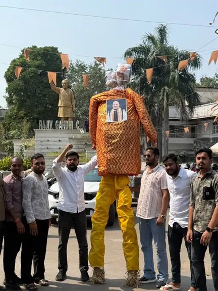 NSUI कार्यकर्ताओं ने फूंके पुतले, चुनाव आयोग के खिलाफ लगाए नारे