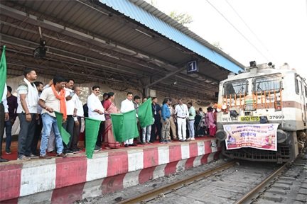 कैबिनेट मंत्री लखनलाल देवांगन ने कोरबा रेलवे स्टेशन से भारत गौरव टूरिस्ट ट्रेन को हरी झंडी दिखाकर किया रवाना, बुजुर्गों को दी शुभकामनाएं