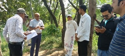 ग्राम केरीबंधा के अंदरूनी खेतों में पहुंचकर कलेक्टर  जयश्री जैन ने पीवी ऐप सर्वे कार्यो का किया औचक निरीक्षण