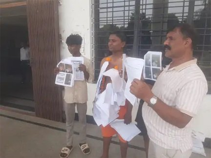 निगम में अर्धनग्न प्रदर्शन, आयुक्त से मिलने पर अड़े